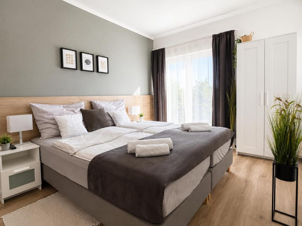 Bed, Photo of the whole room, towels