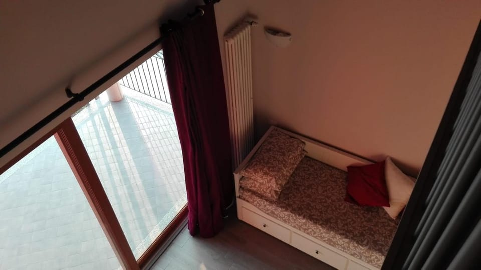 Bedroom, bunk bed
