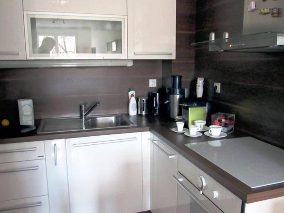 Coffee/tea facilities, Kitchen or kitchenette, stove
