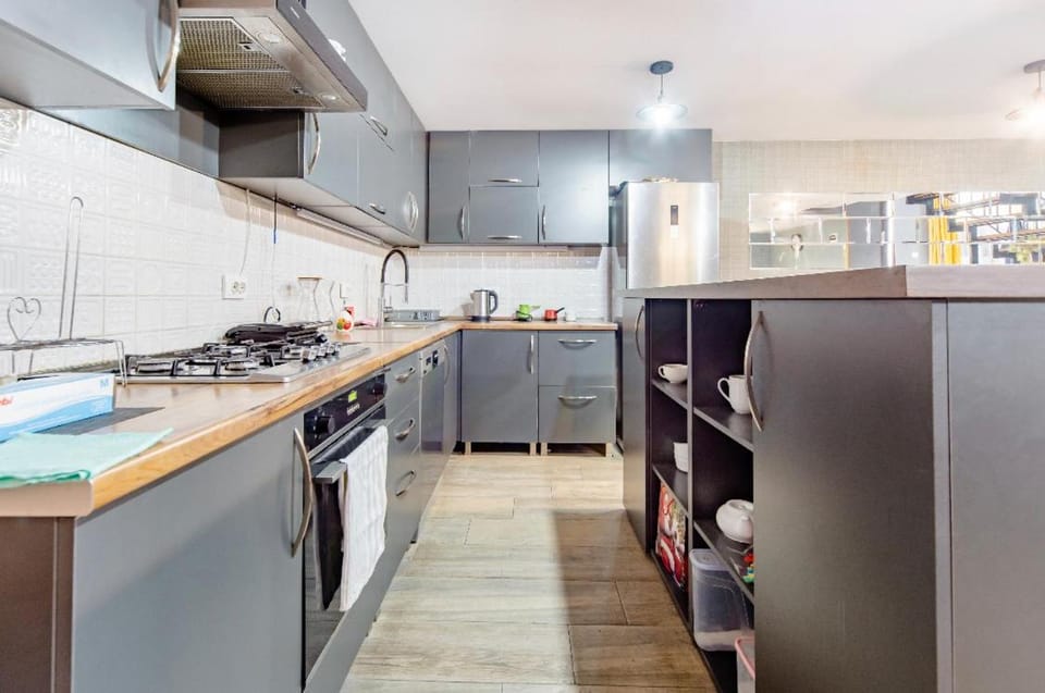 Restaurant/places to eat, Kitchen or kitchenette, Dining area, Communal kitchen, dishwasher, oven, pet friendly, stove, toaster