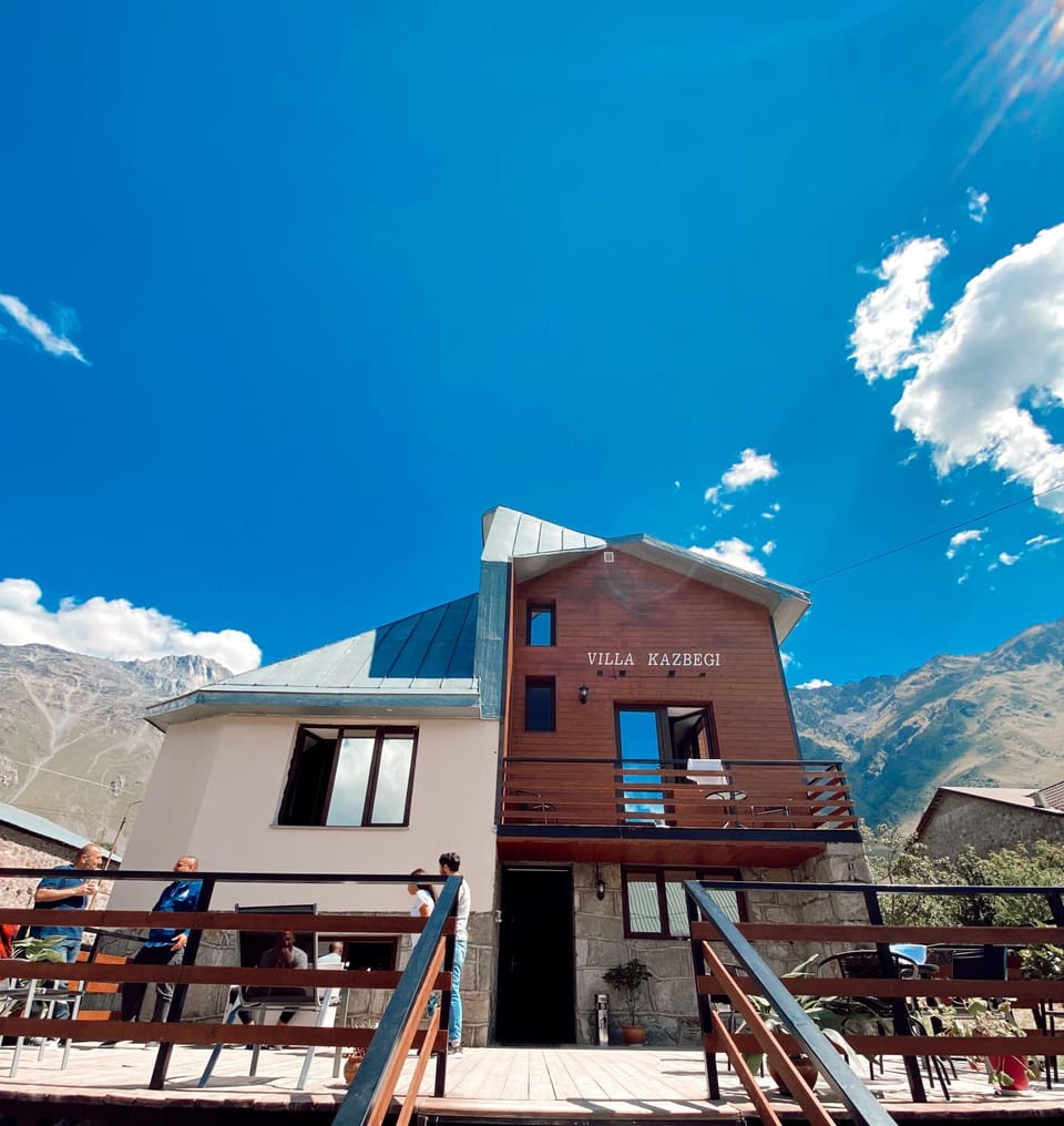 Property building, Day, Balcony/Terrace