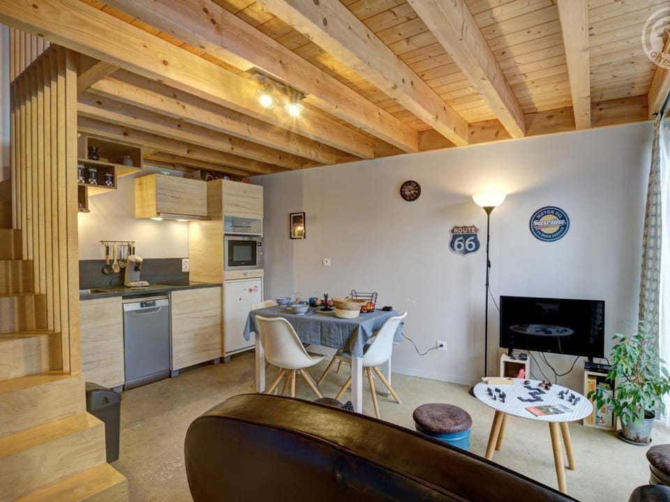 Gîte lumineux avec terrasse et animaux acceptés - FR-1-496-155 House in Auvergne-Rhône-Alpes