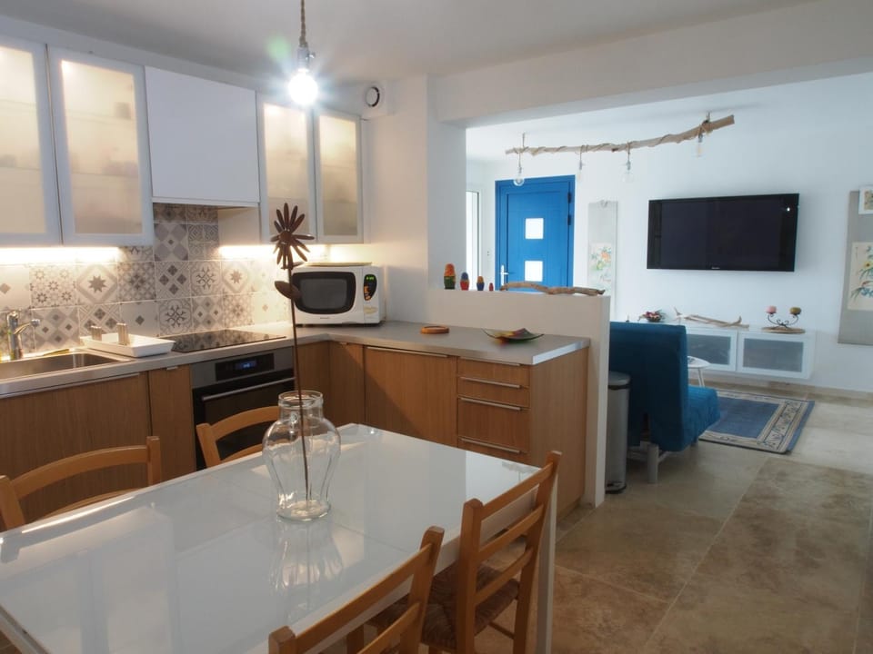 Kitchen or kitchenette, Living room