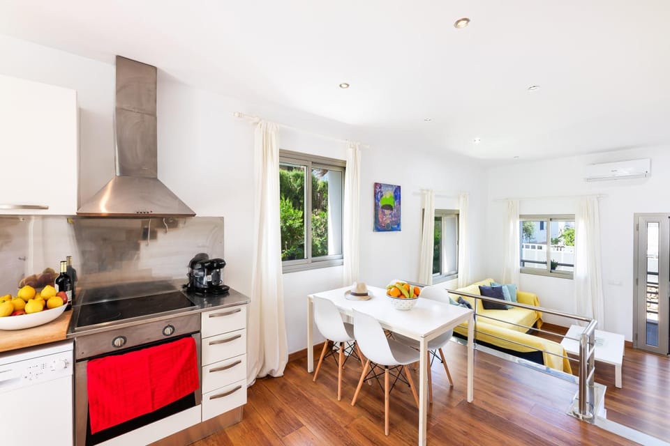 Property building, Kitchen or kitchenette, Living room