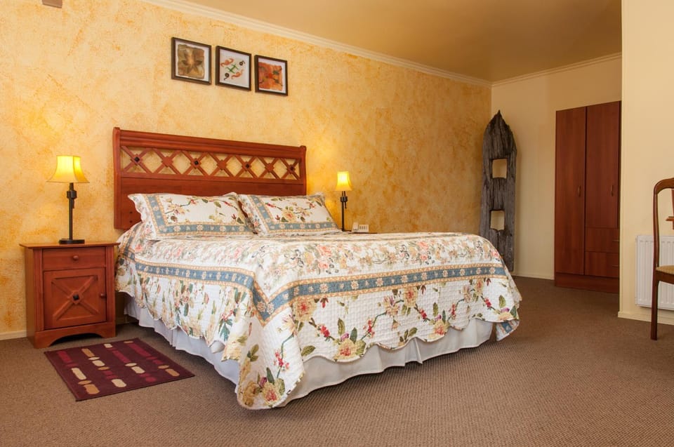 Bed, Photo of the whole room, Decorative detail, Bedroom