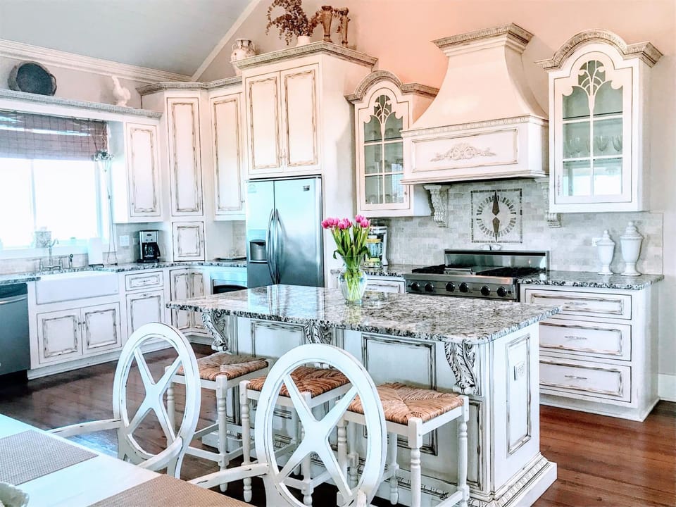 Kitchen or kitchenette, dishwasher, oven