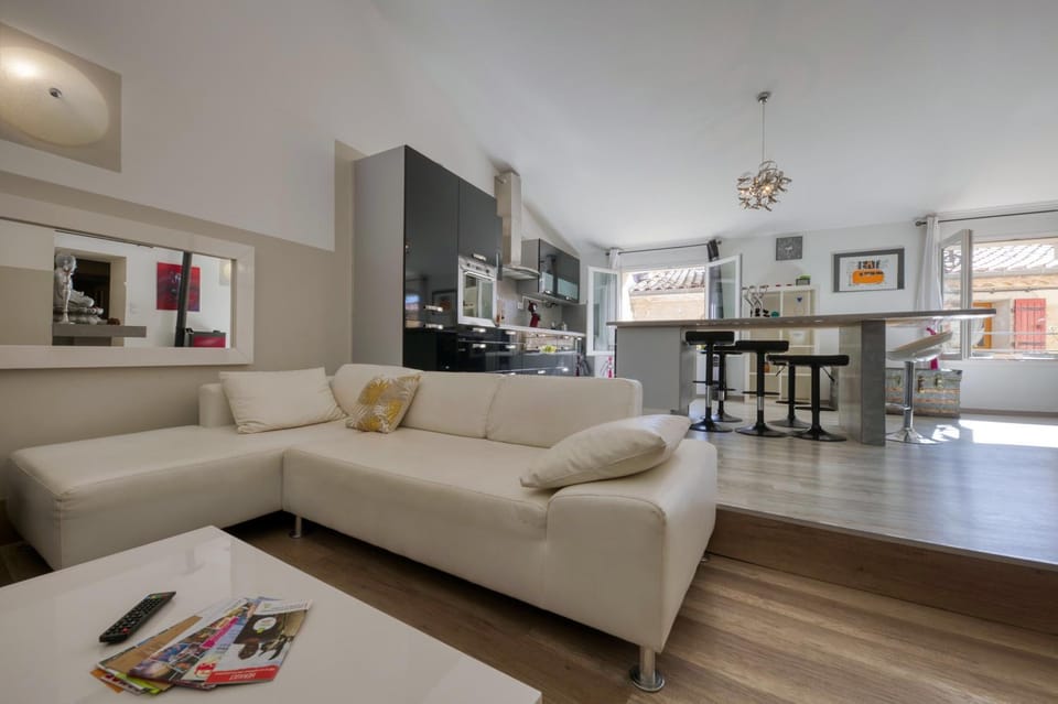 Black & White Apartment in Occitanie