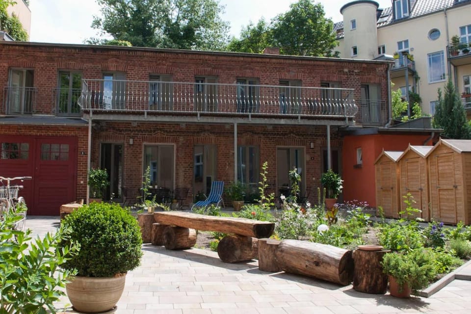 Property building, Patio, Facade/entrance