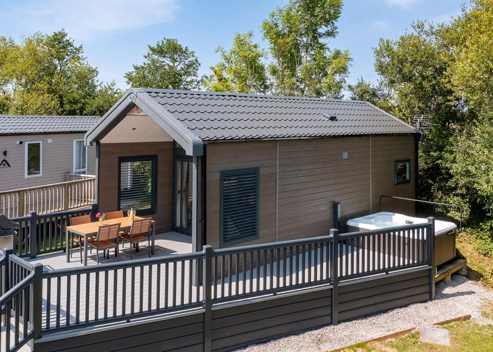 Property building, Hot Tub, Balcony/Terrace
