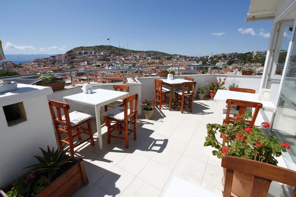 Day, Natural landscape, Balcony/Terrace, Dining area, City view, Mountain view, Sea view