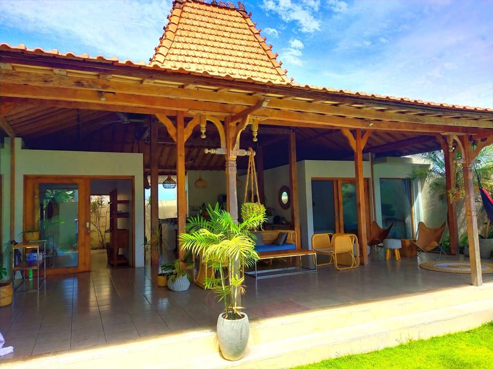 Property building, Day, Garden, Balcony/Terrace
