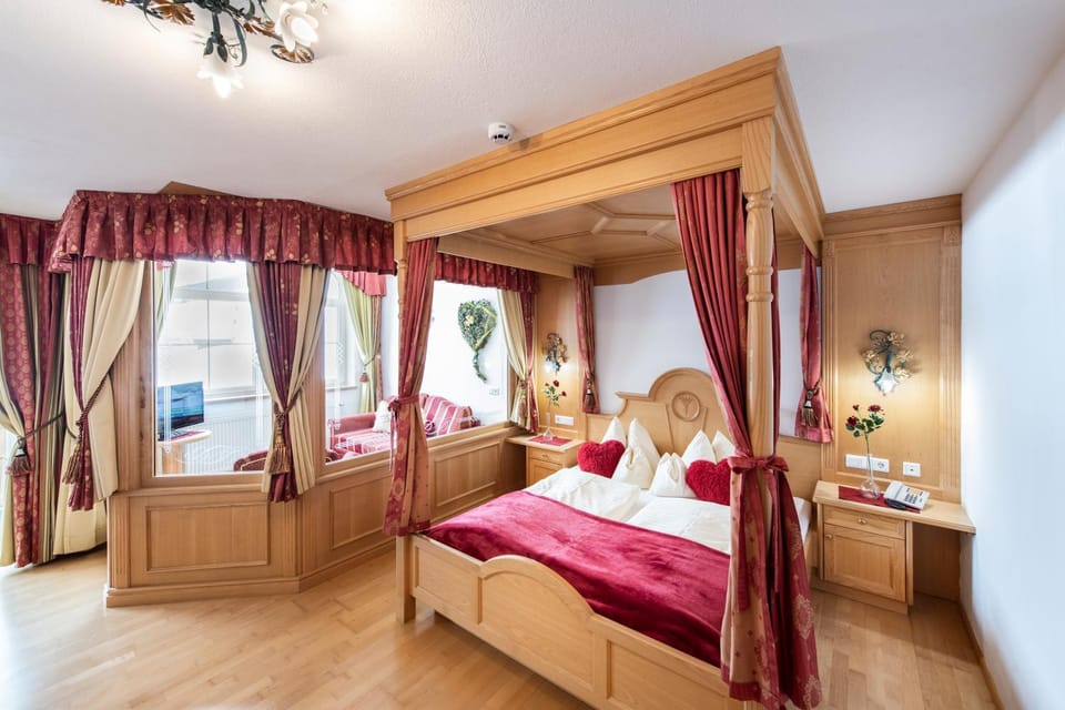 Bed, Living room, Photo of the whole room, Seating area, Bedroom