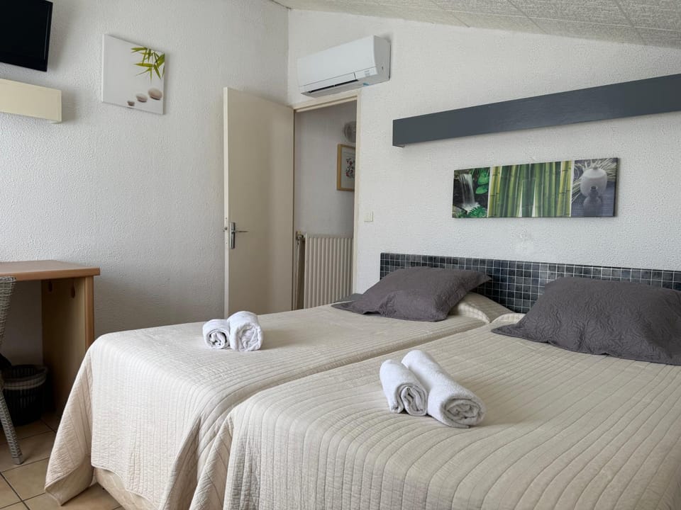 Bedroom, air conditioner