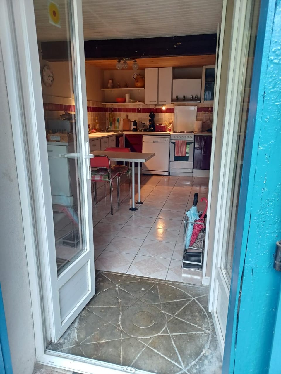 Facade/entrance, Kitchen or kitchenette
