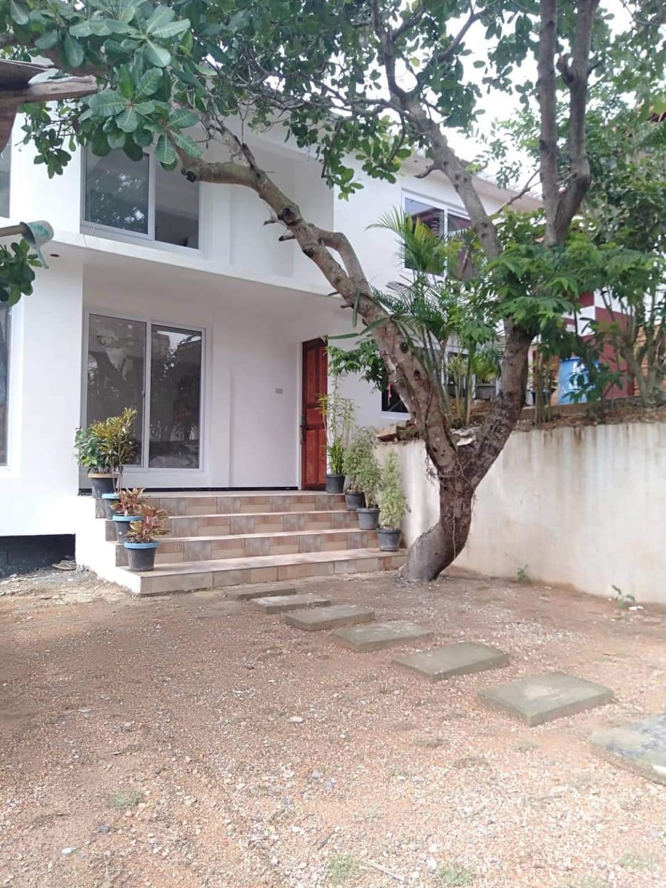 Property building, Facade/entrance, Garden, Garden view