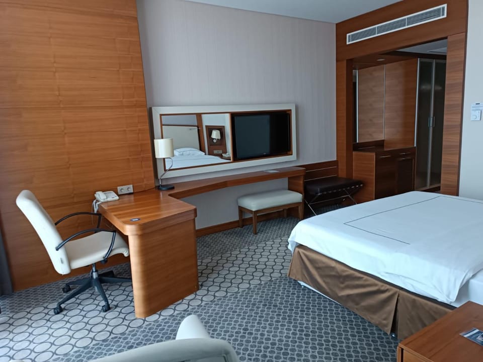 Bed, Bathroom, Photo of the whole room, Bedroom