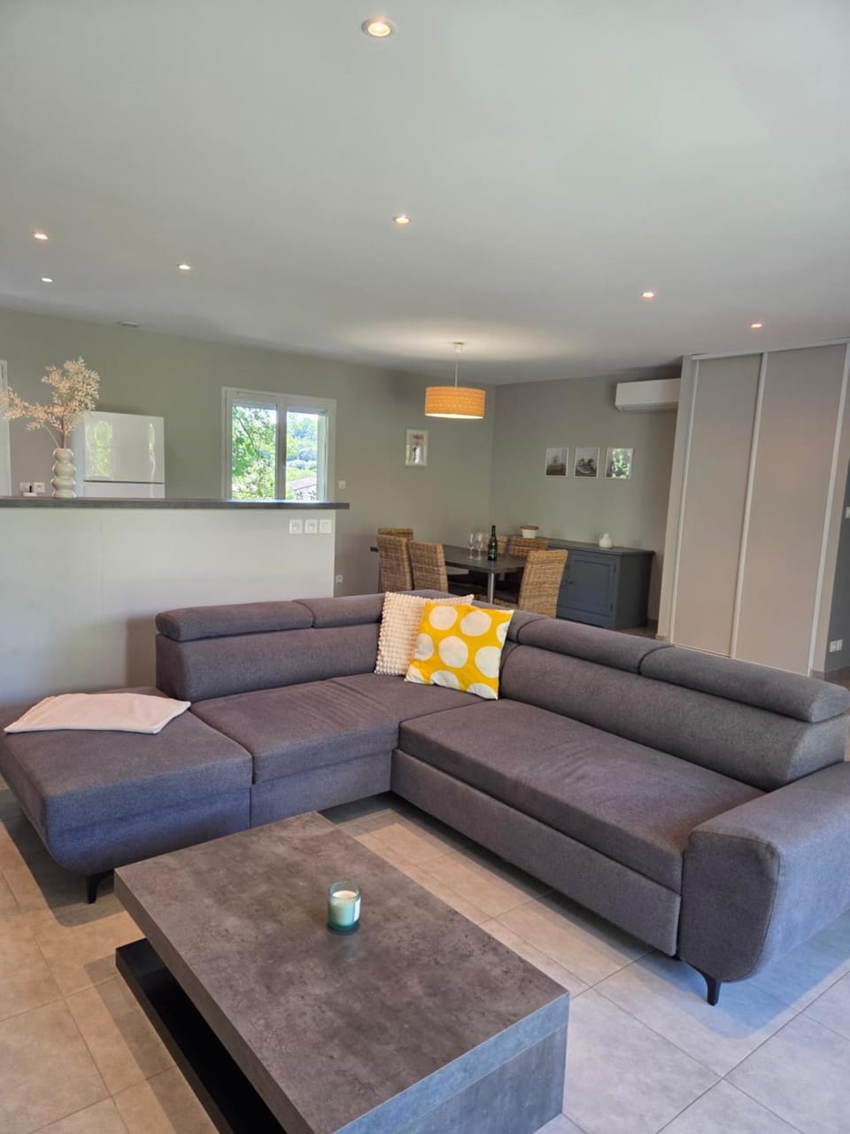 Living room, Dining area