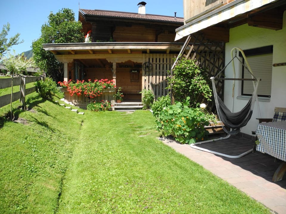 Garden, Balcony/Terrace, Mountain view