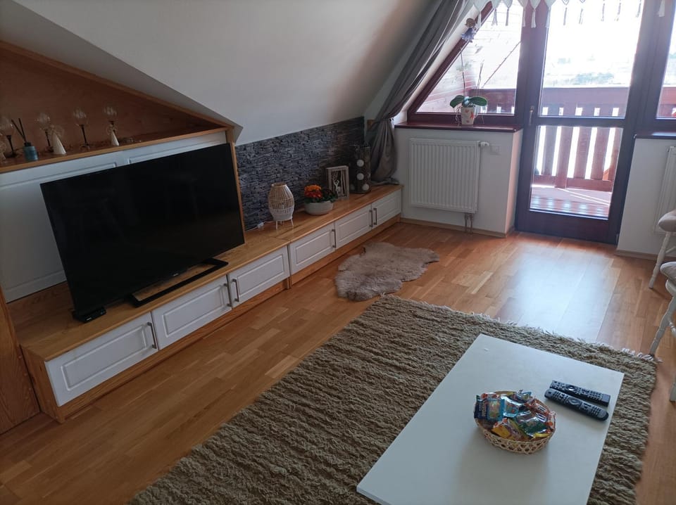 Communal lounge/ TV room, TV and multimedia, Living room, Seating area, Evening entertainment