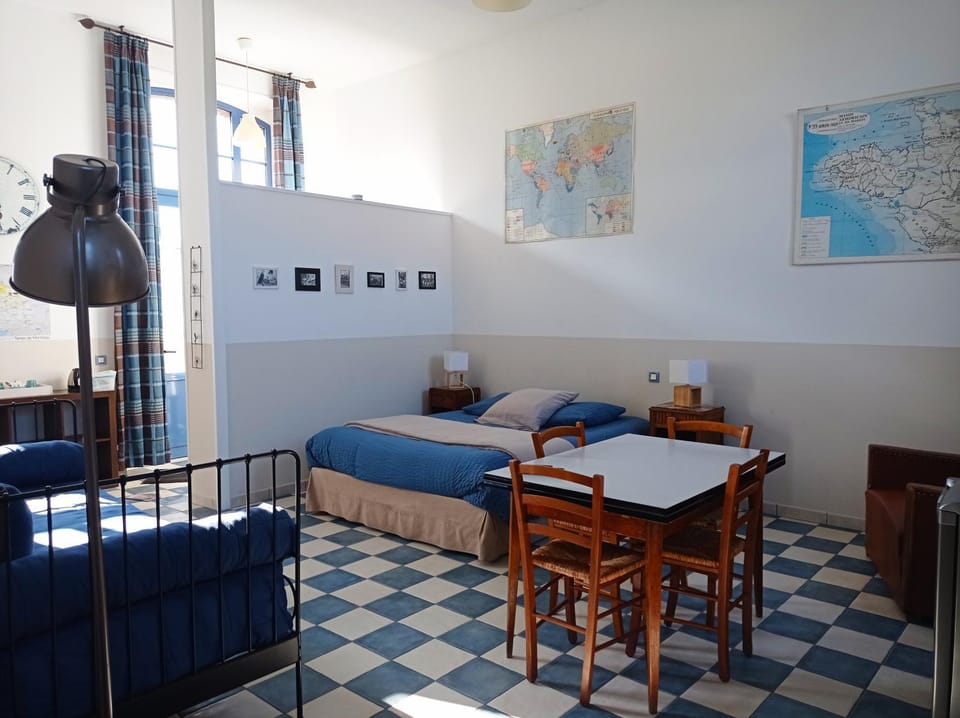 Bed, Photo of the whole room, Seating area