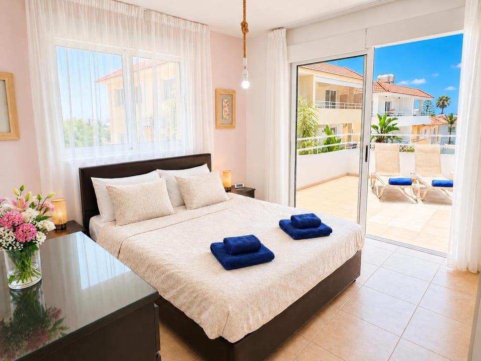 View (from property/room), Balcony/Terrace, Photo of the whole room, Bedroom, towels