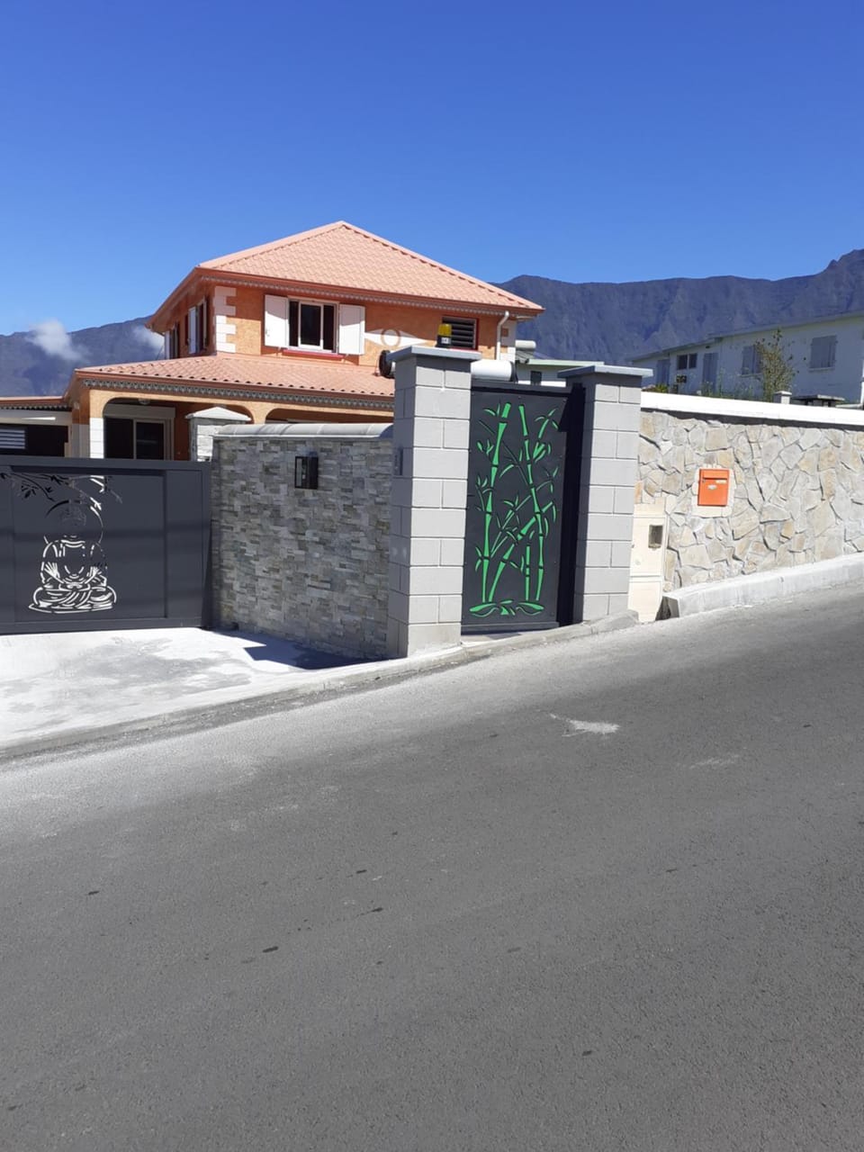 Property building, Neighbourhood