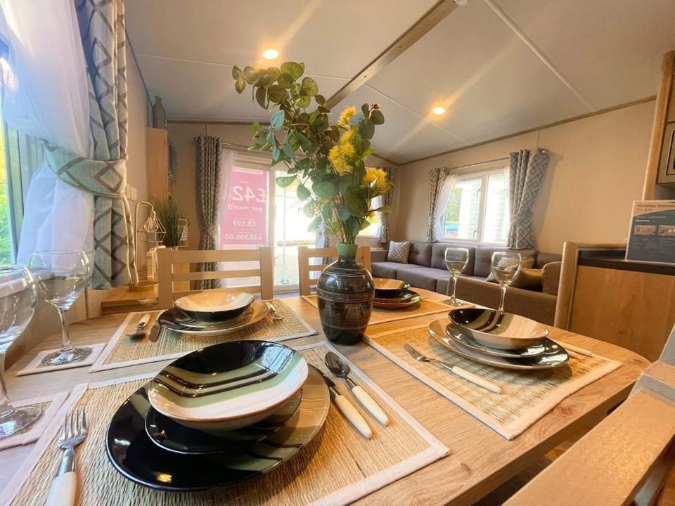 Seating area, Dining area