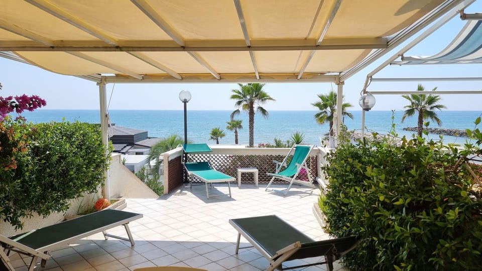 Patio, View (from property/room), Balcony/Terrace, Living room, Seating area, Dining area, Sea view, sunbed