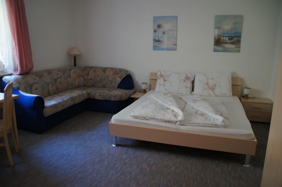 Bed, Photo of the whole room, Seating area, Bedroom