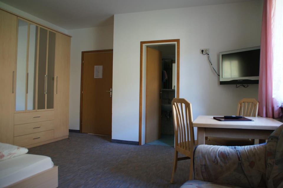 TV and multimedia, Bedroom, wardrobe