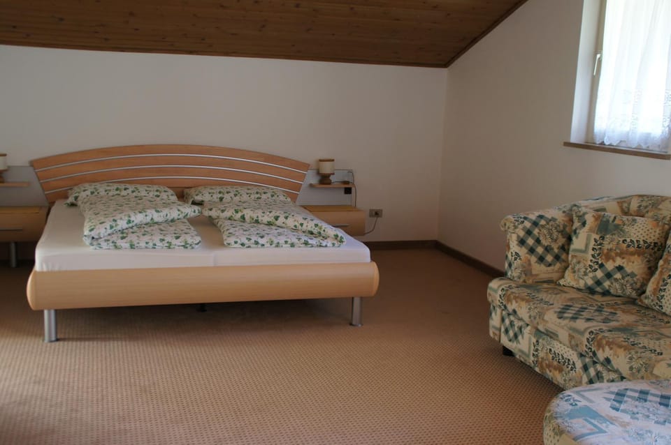 Bed, Photo of the whole room, Seating area, Bedroom