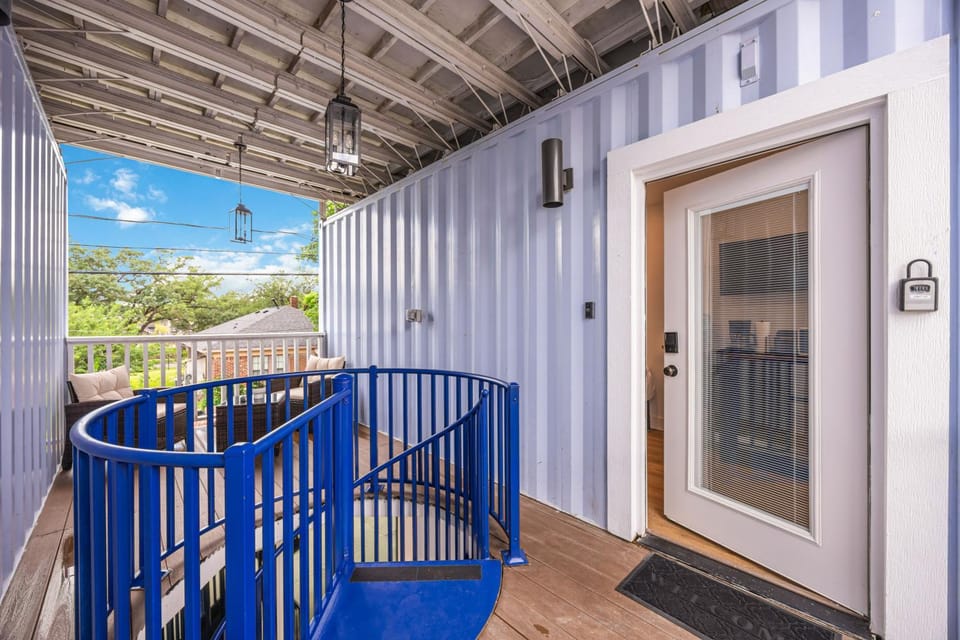 Repurposed Living Container#10 EADO 2km from FIFA Apartment in Harris County