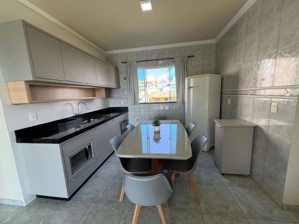 Aprecie Mariscal Nesta Hospedagem a 150 M do Mar - V4 Apartment in Bombinhas
