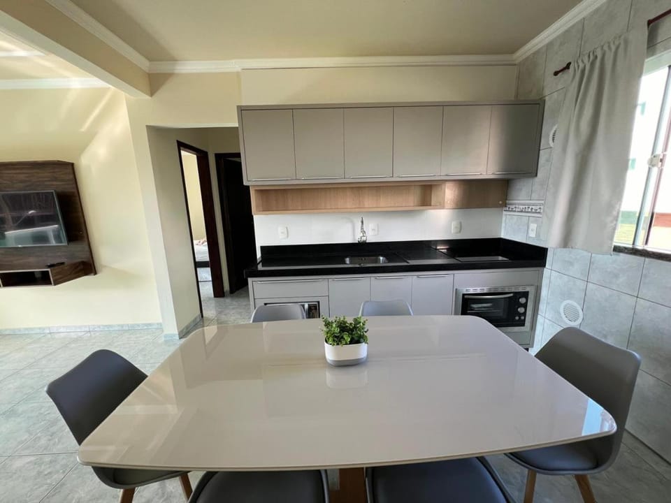 Aprecie Mariscal Nesta Hospedagem a 150 M do Mar - V4 Apartment in Bombinhas