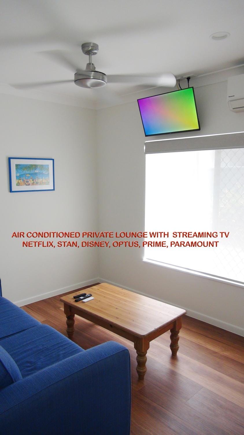 Beach Bliss, Private Bedroom, Private Lounge & Bathroom, plus Netflix, Wifi Vacation rental in Cairns