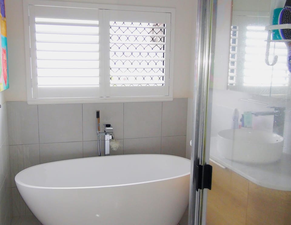 Beach Bliss, Private Bedroom, Private Lounge & Bathroom, plus Netflix, Wifi Vacation rental in Cairns
