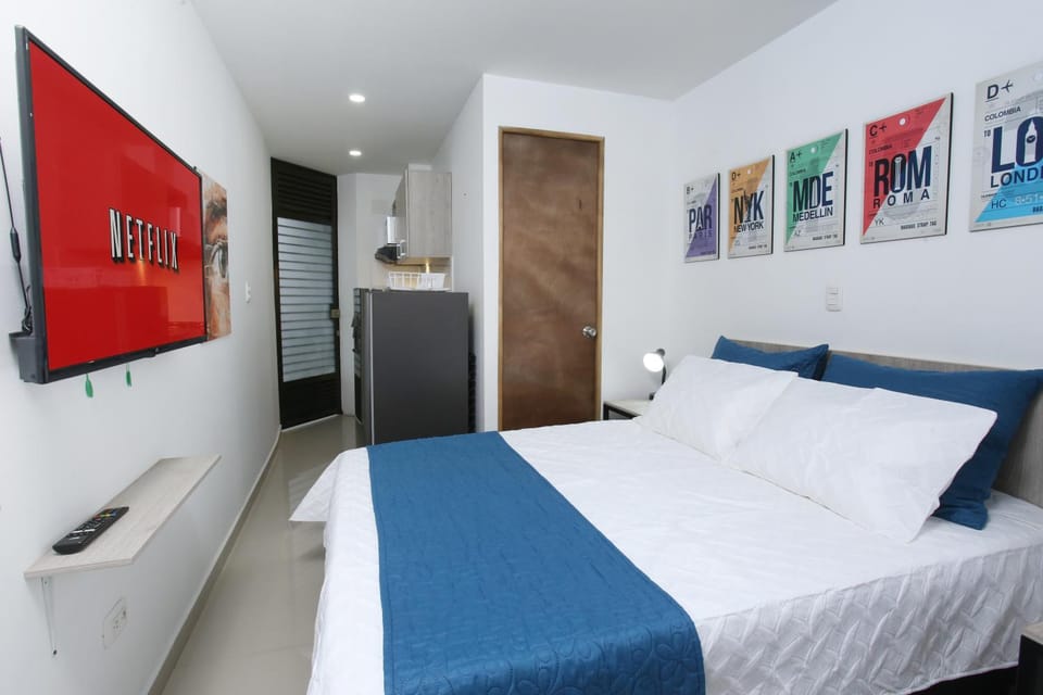 Bed, TV and multimedia, Photo of the whole room, Bedroom