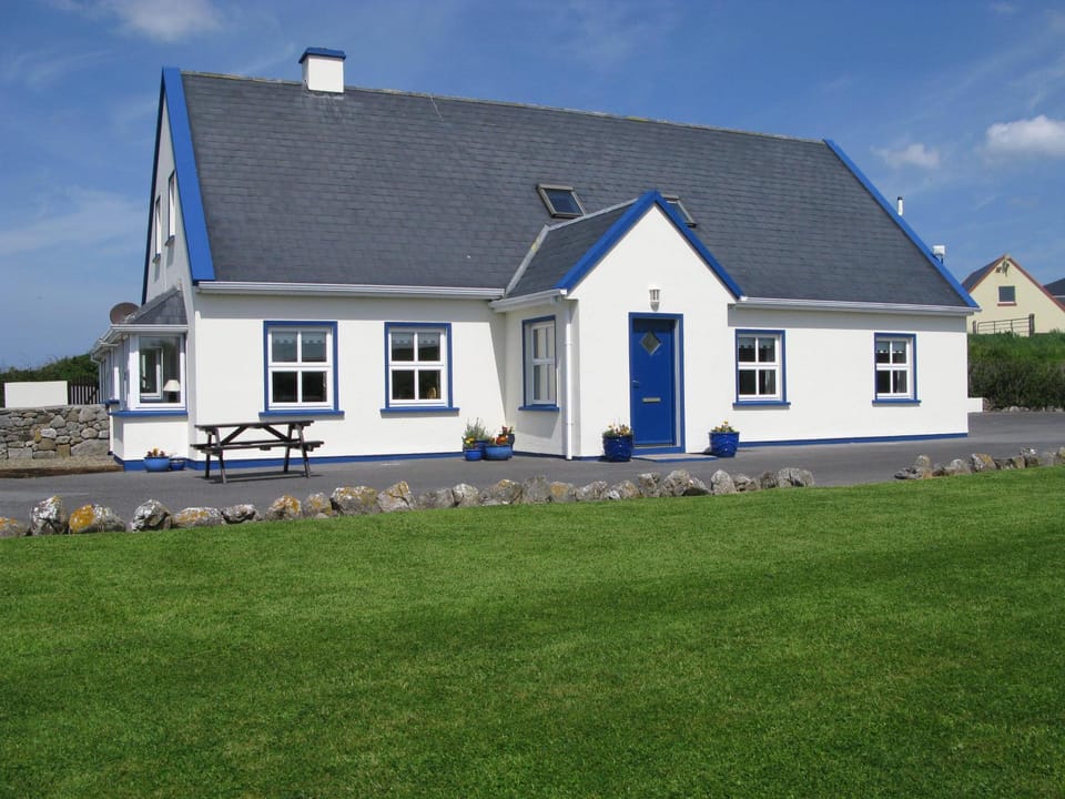 Facade/entrance, Summer, Garden, On site, Garden view