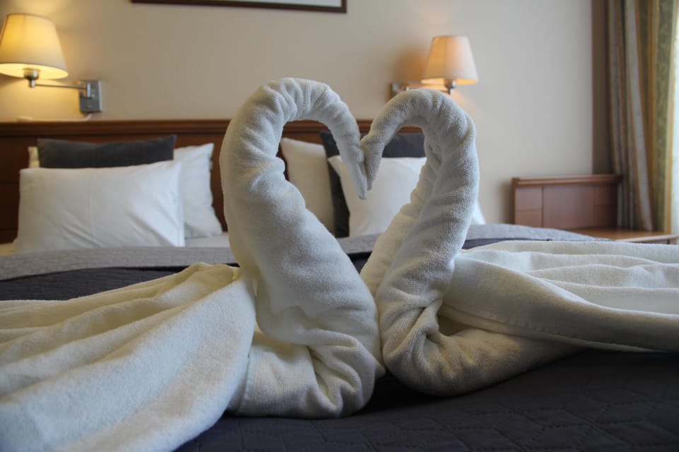 Bed, Bedroom, towels