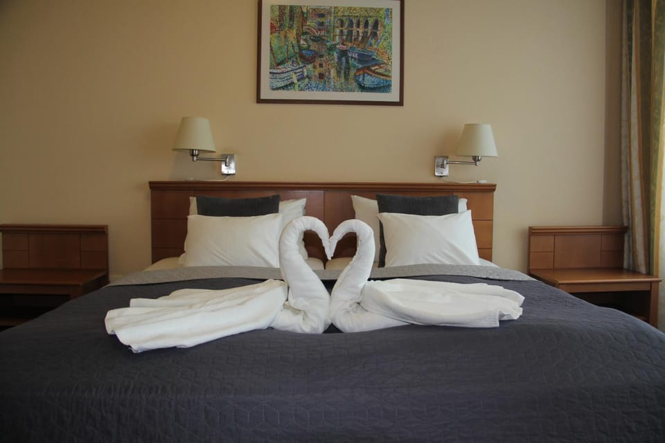 Bed, Bedroom, towels