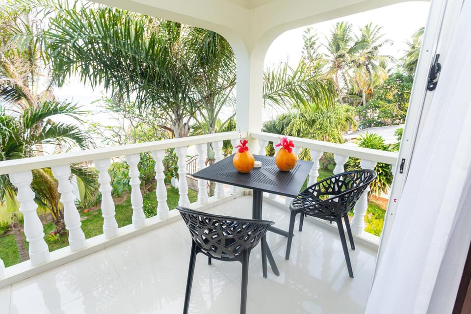 View (from property/room), Balcony/Terrace, Balcony/Terrace, Dining area, Garden view