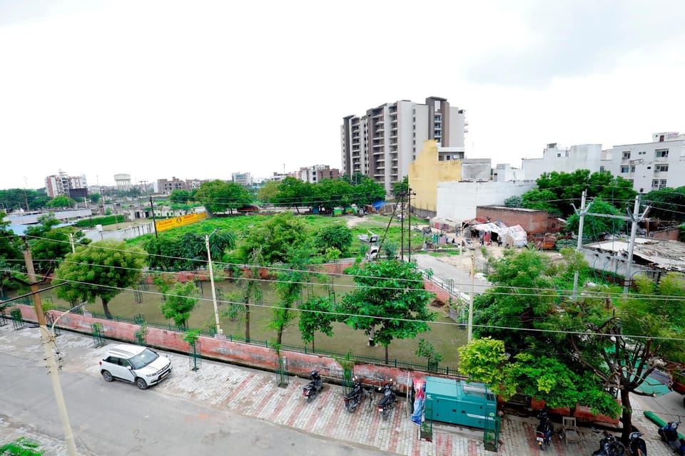Property building, Garden, City view, Street view, Location, Parking