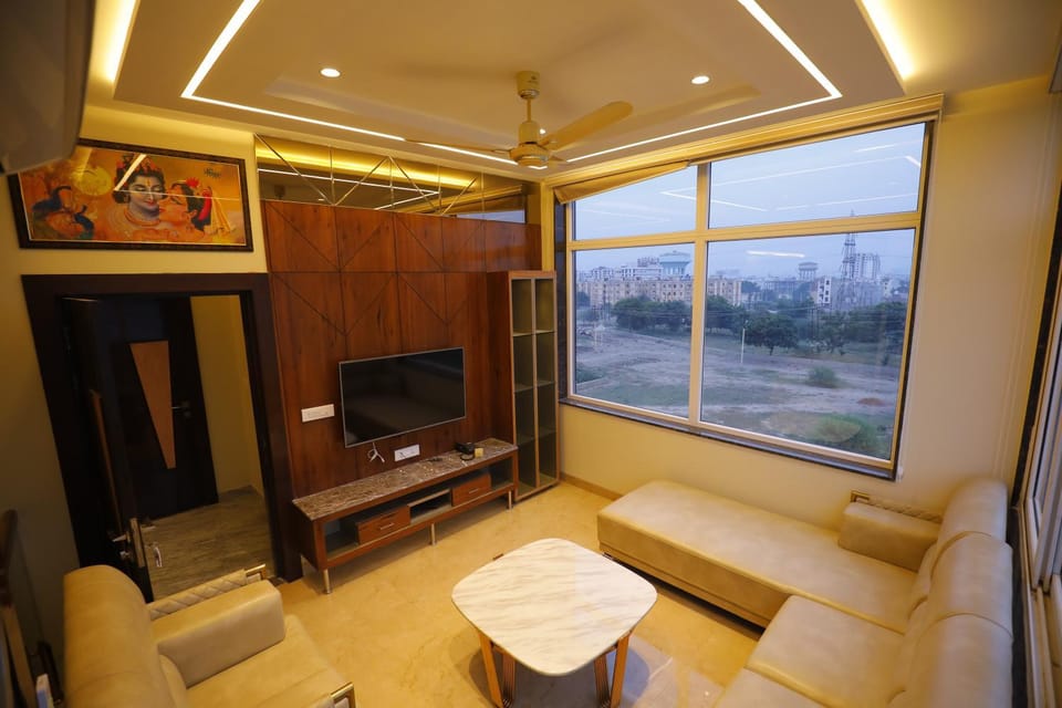 Property building, TV and multimedia, Food and drinks, Seating area