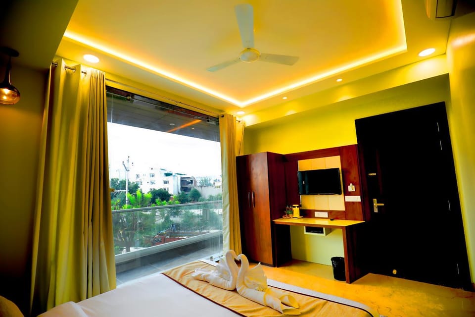 Communal lounge/ TV room, Bed, Bedroom, fireplace, air conditioner