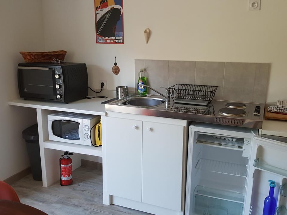 minibar, stove