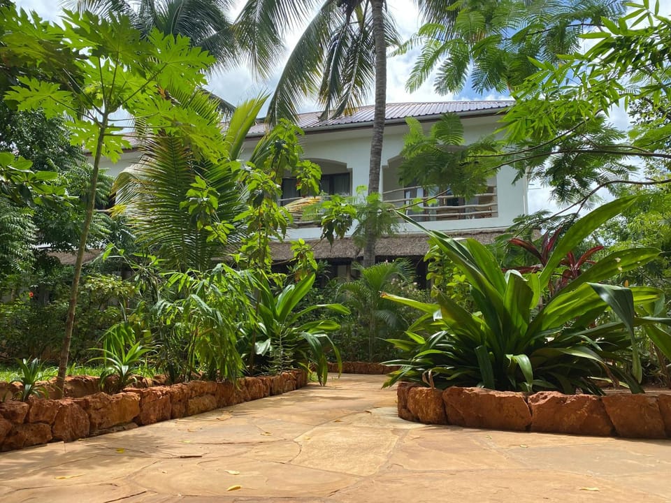 Property building, Facade/entrance, Garden