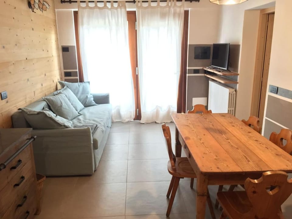 TV and multimedia, Living room, Dining area