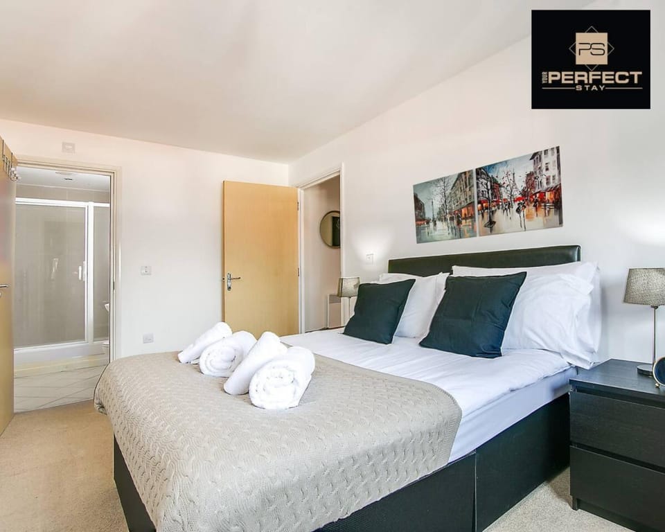 Bed, Photo of the whole room, Bedroom, towels