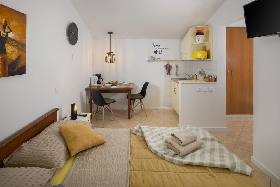 Bed, Kitchen or kitchenette, Dining area