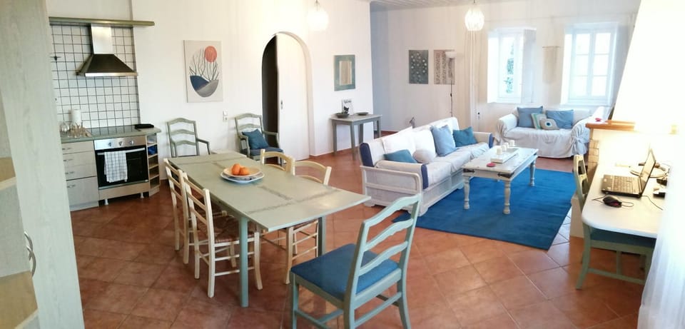 Kitchen or kitchenette, Living room, Seating area, Dining area